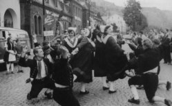 Brunnenfahrt der Winzertrachtengruppe Bacharach im Jahr 1958