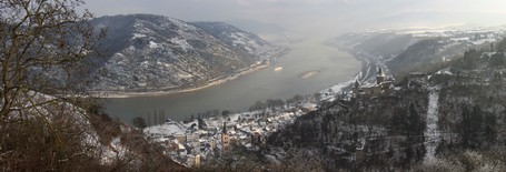 Bacharach am Rhein - winterlicher Blick auf die Stadt und den Rhein