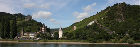 Bacharach am Rhein - Blick auf die Stadt vom Rhein aus