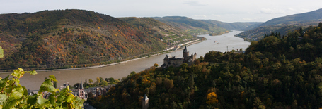 Bacharach am Rhein - herbstlicher Blick hinüber zur Burg
