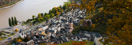 Bacharach am Rhein - herbstlicher Blick auf die Stadt noch vor der Umgestaltung der Rheinanlage