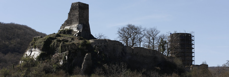 Bacharach am Rhein - Bacharach-Steeg - Burgruine Stahlberg mit eingerüsteten rundem Turm