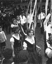 Die Winzertrachtengruppe während des Festzuges / v.r. Maria volk, Ria Reuter, Maria Siebert, Irmgard Hoffmann